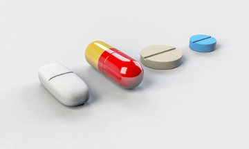 Nahrungsergänzungsmittel - NEM-Kapseln und Vitamin-Tabletten